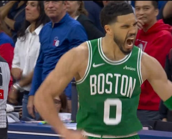 股票配资网-独家提供 😤王姐归来！塔图姆45度单挑三分杀死比赛！单手捶胸激情庆祝！