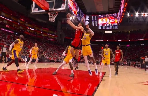 网上配资114 分差剩5分！谢泼德过掉八村塁上篮成功打成2+1